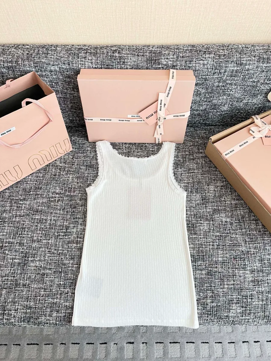 Белая трикотажная майка Miu Miu, общий вид со стороны спинки