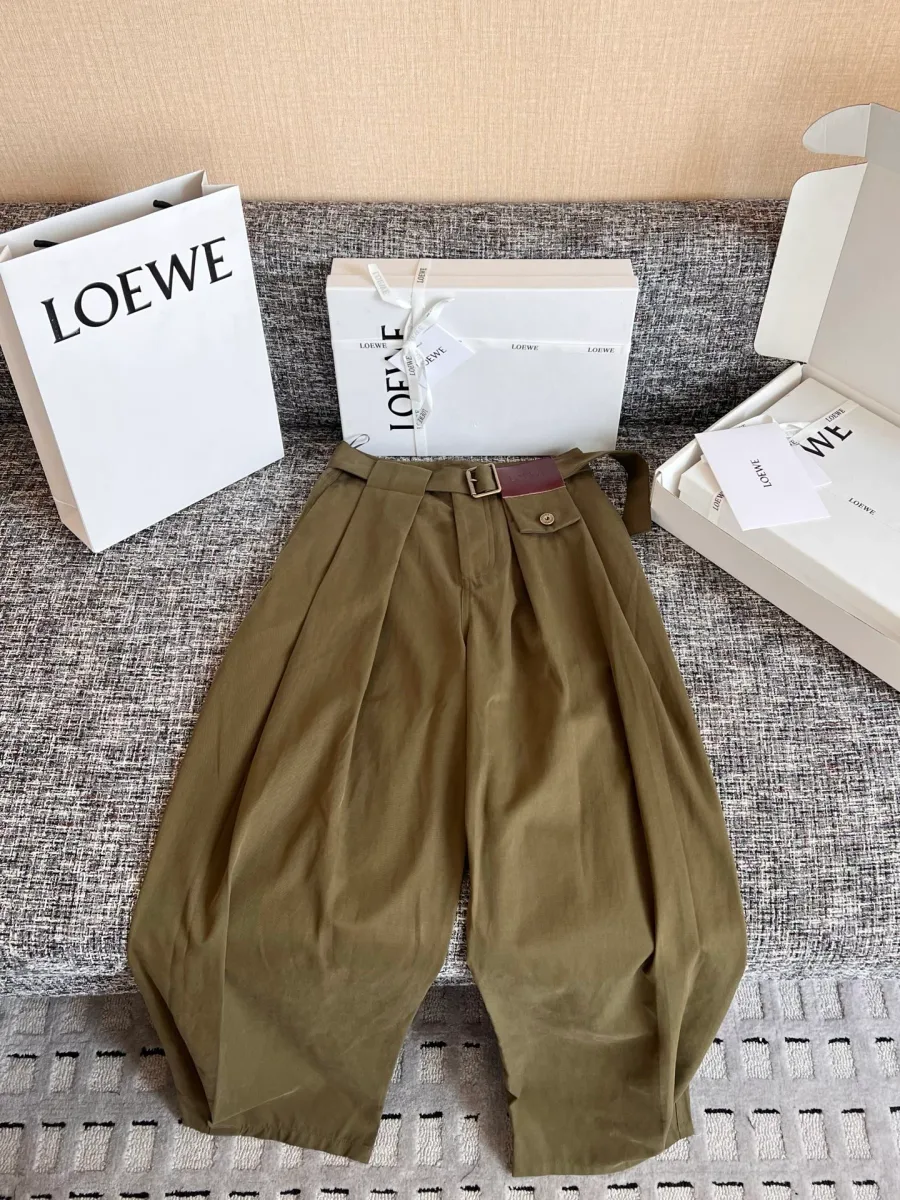 Женские широкие брюки Loewe цвета хаки со складками, вид спереди