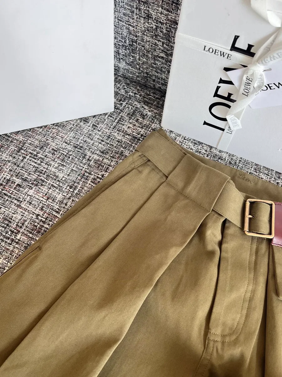 Складки и шлевки на поясе брюк Loewe крупным планом