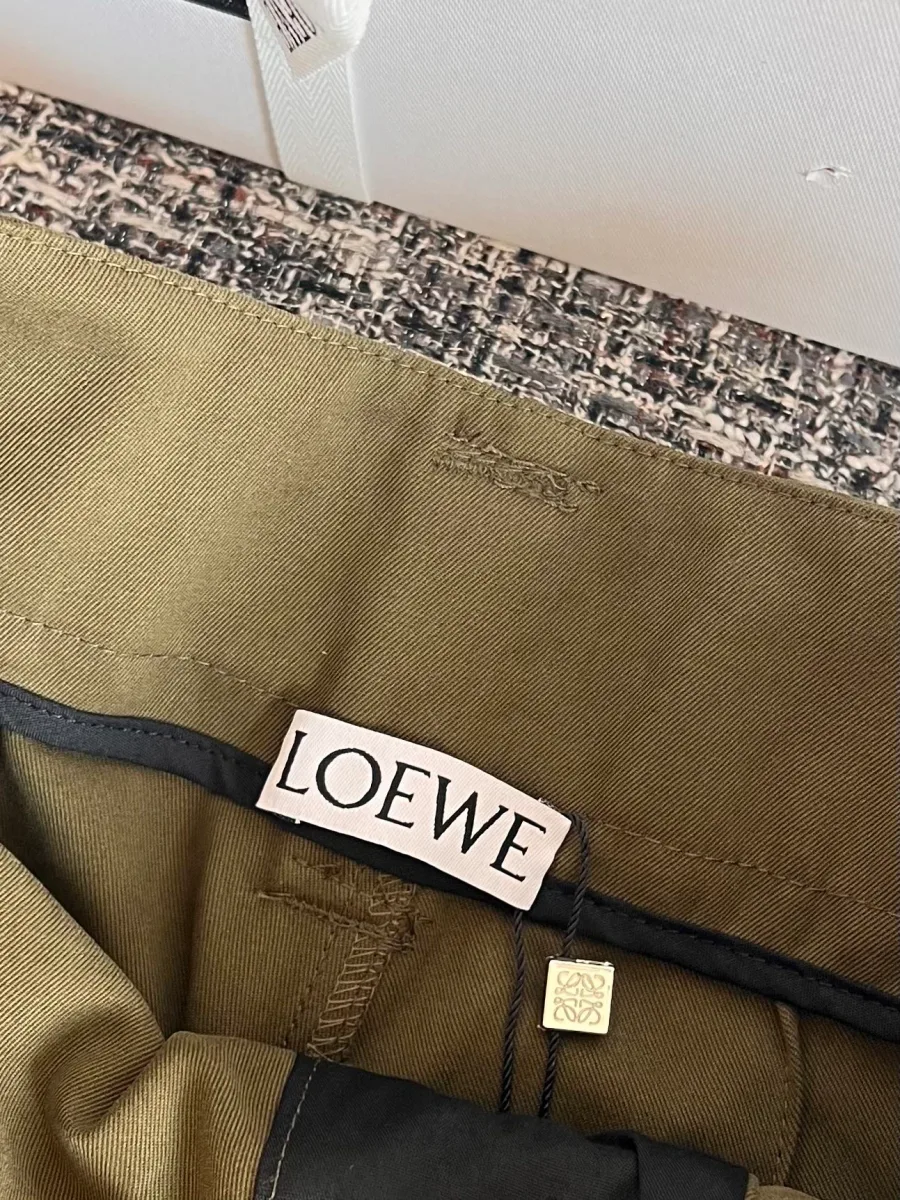 Фирменная бирка с логотипом Loewe на внутренней стороне пояса брюк