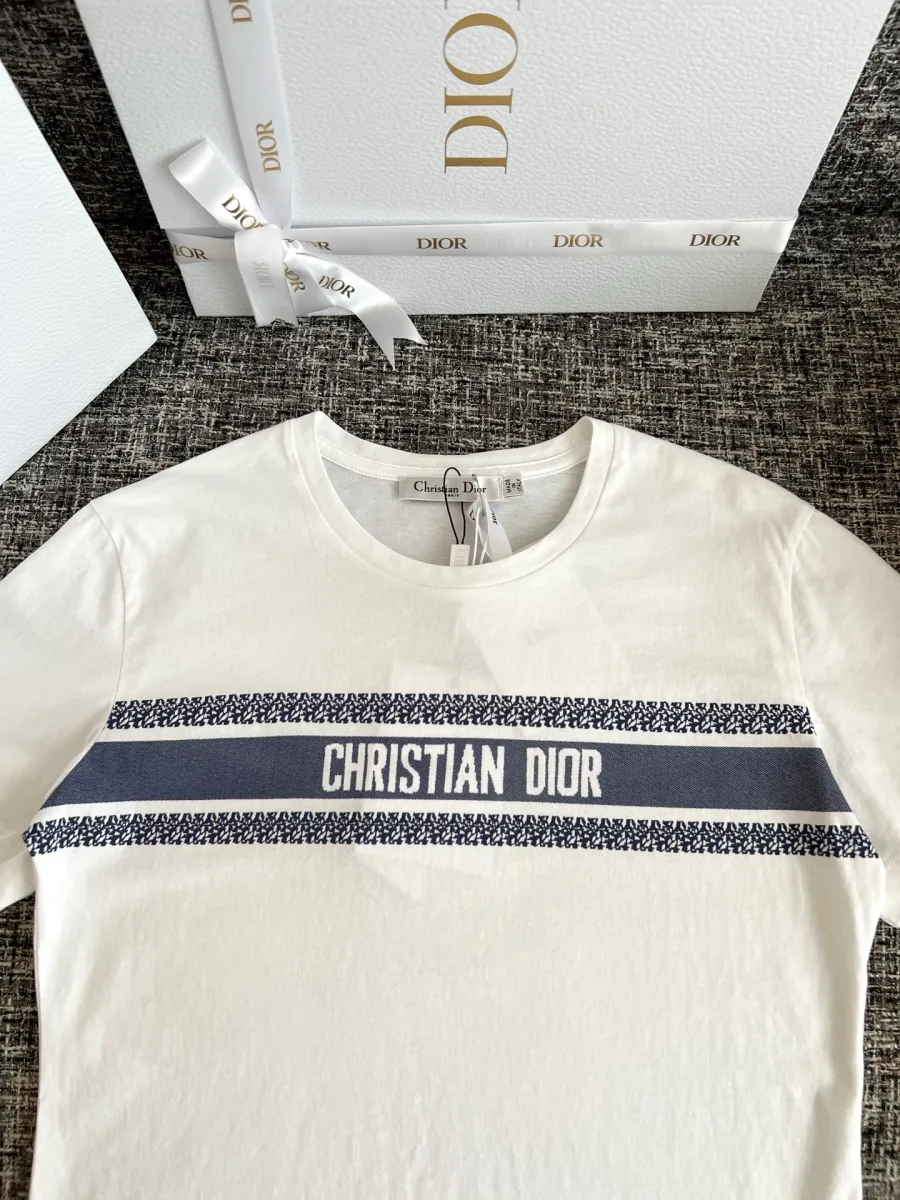 Горловина и грудь белой футболки с синей полосой и надписью Christian Dior