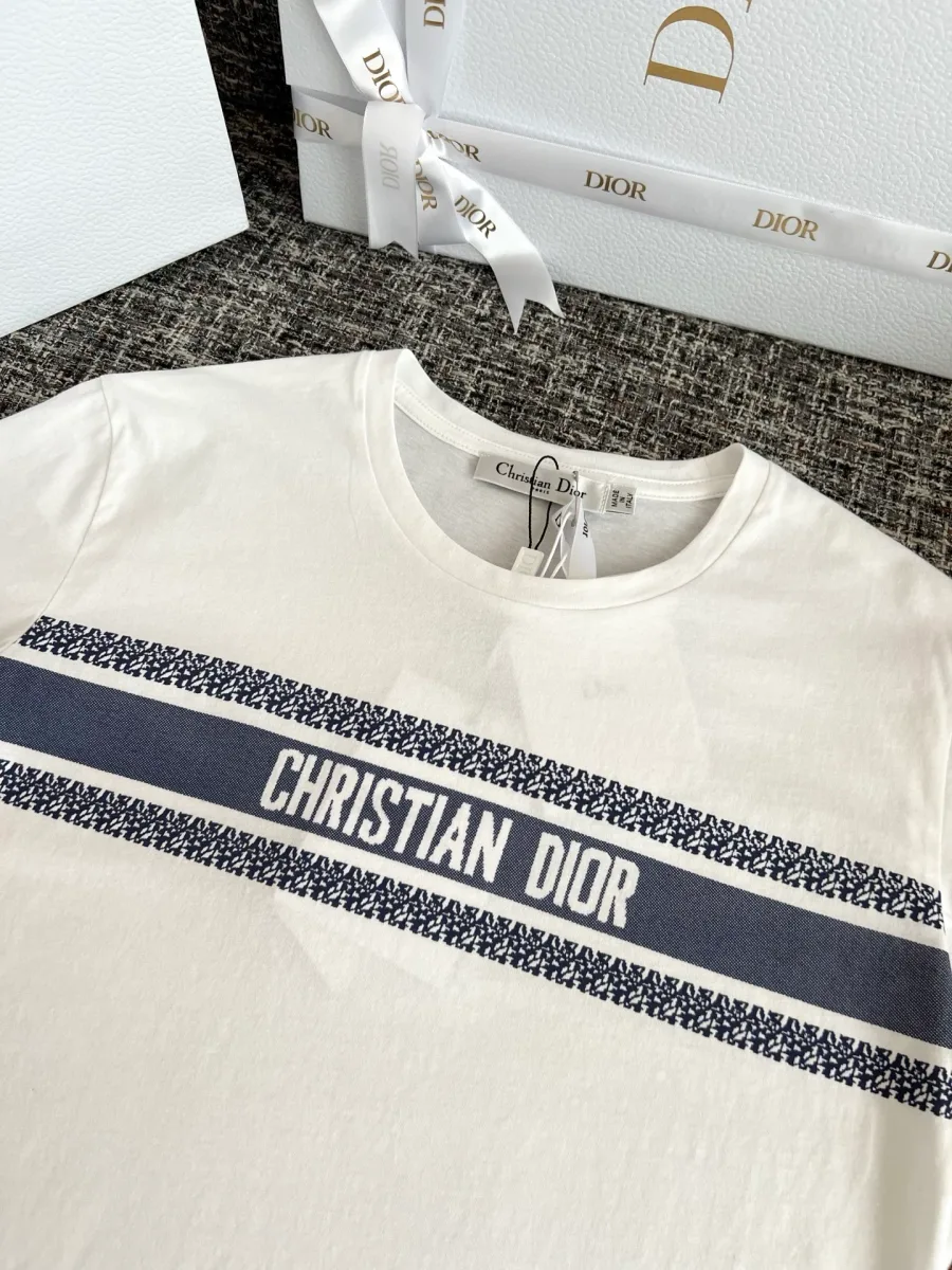 Крупный план синей контрастной полосы с надписью Christian Dior