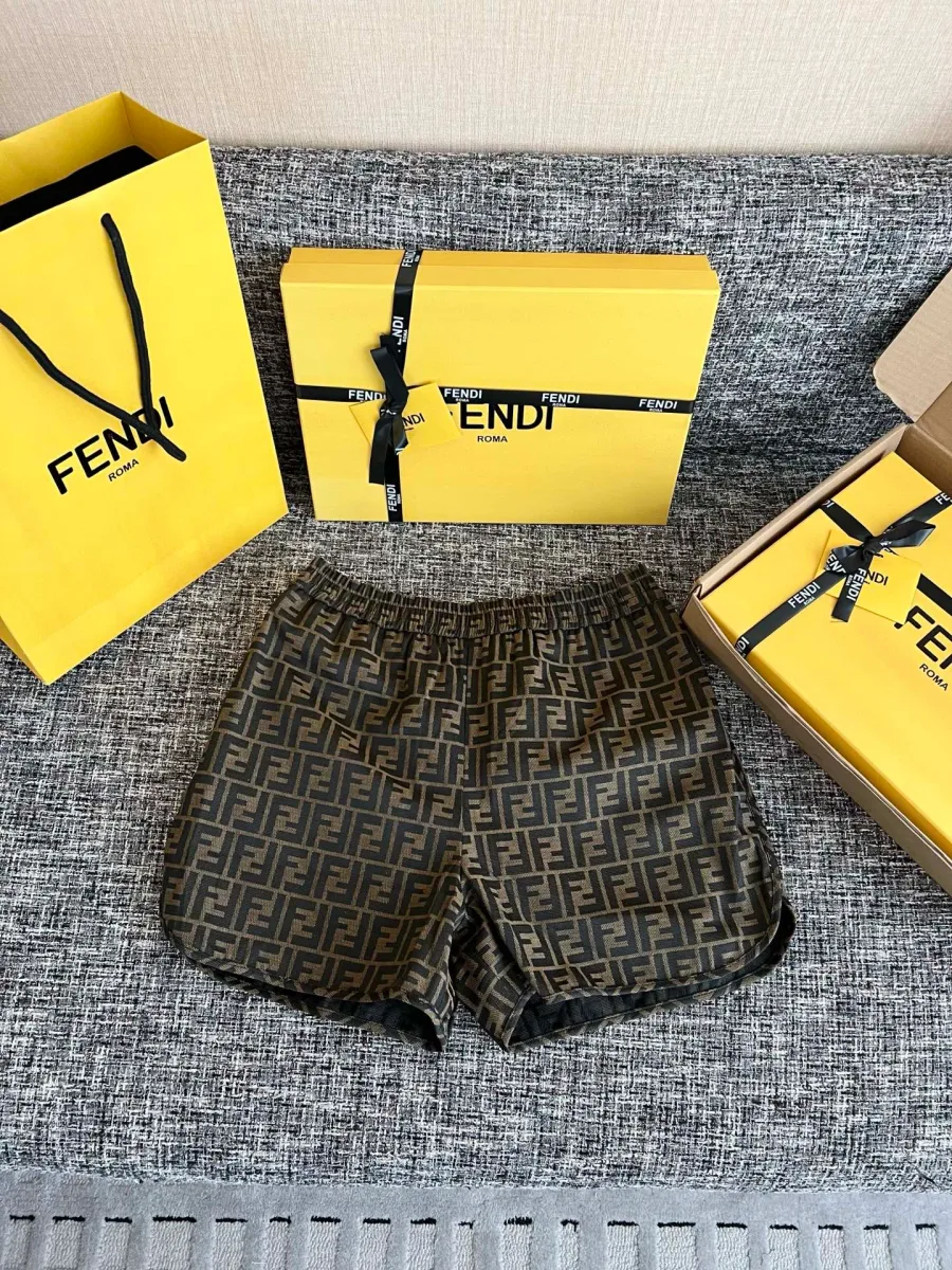 Женские коричневые шорты Fendi с монограммой FF на сером фоне