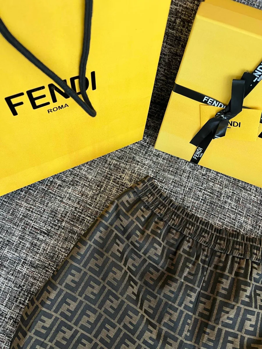 Эластичный присборенный пояс коричневых шорт Fendi с узором FF