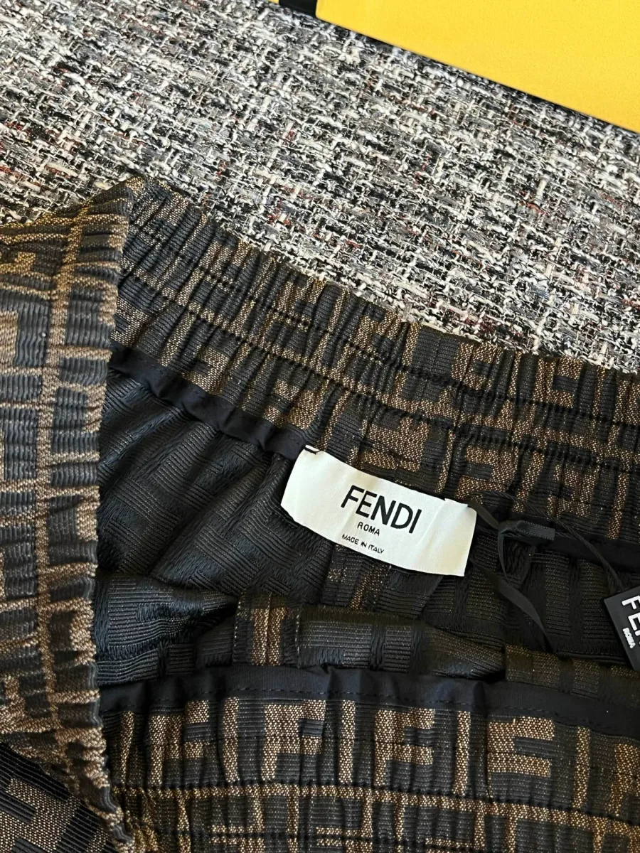 Внутренняя сторона пояса шорт с текстильным ярлыком Fendi Roma