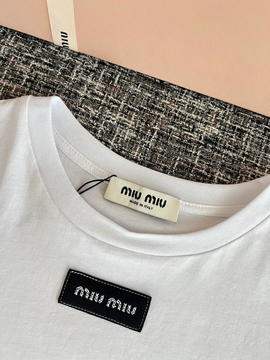 Круглый вырез горловины и чёрный патч с логотипом Miu Miu на груди