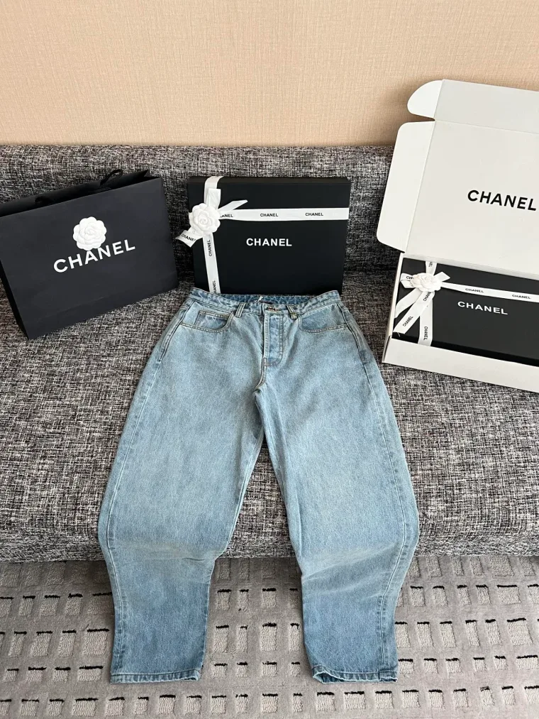 Chanel Светло-синие прямые джинсы с вышитым логотипом CC