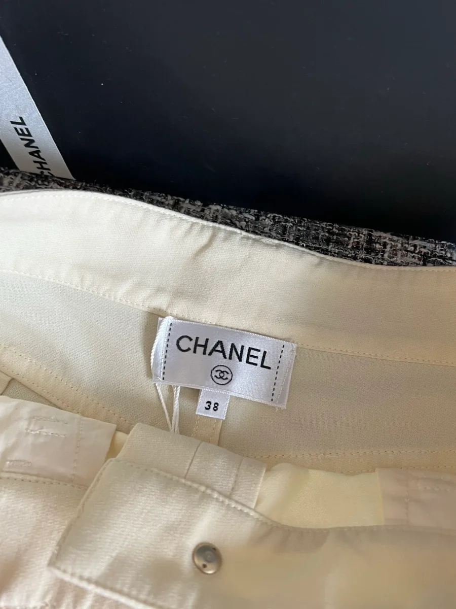Внутренняя тканевая бирка Chanel на поясе изделия