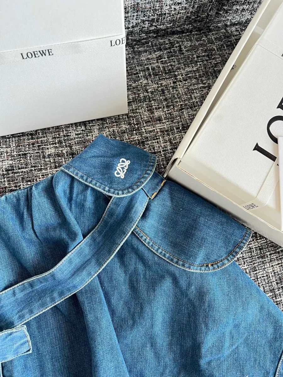 Асимметричный подол джинсовой юбки Loewe крупным планом