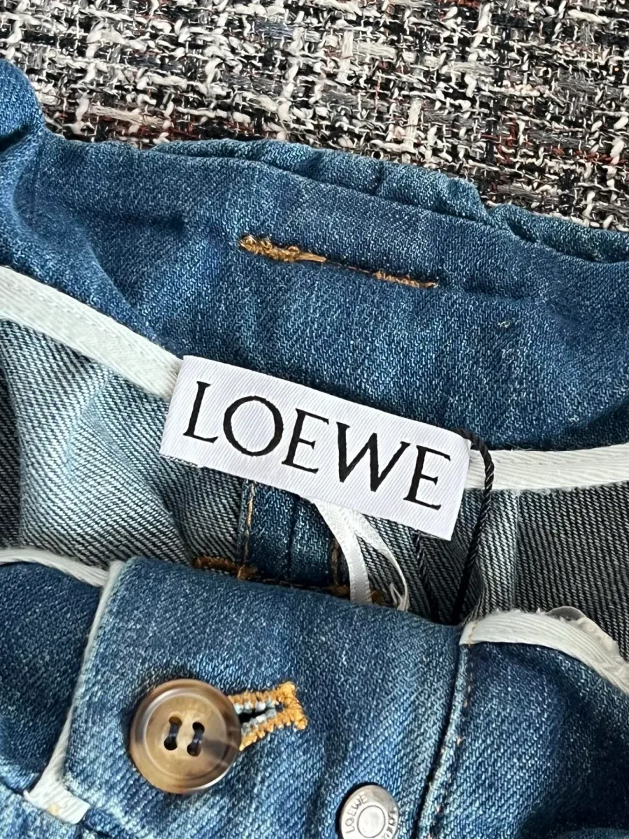 Текстура хлопкового денима синей юбки Loewe