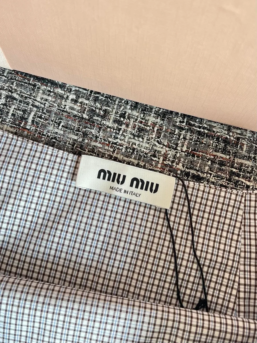 Внутренняя тканевая бирка с логотипом Miu Miu на поясе юбки
