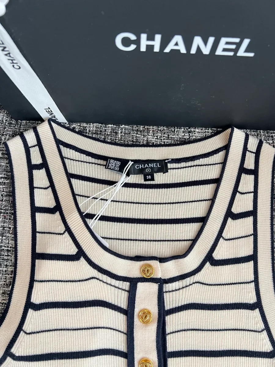 Вырез горловины, широкие бретели и вшивной ярлык Chanel на внутренней стороне топа