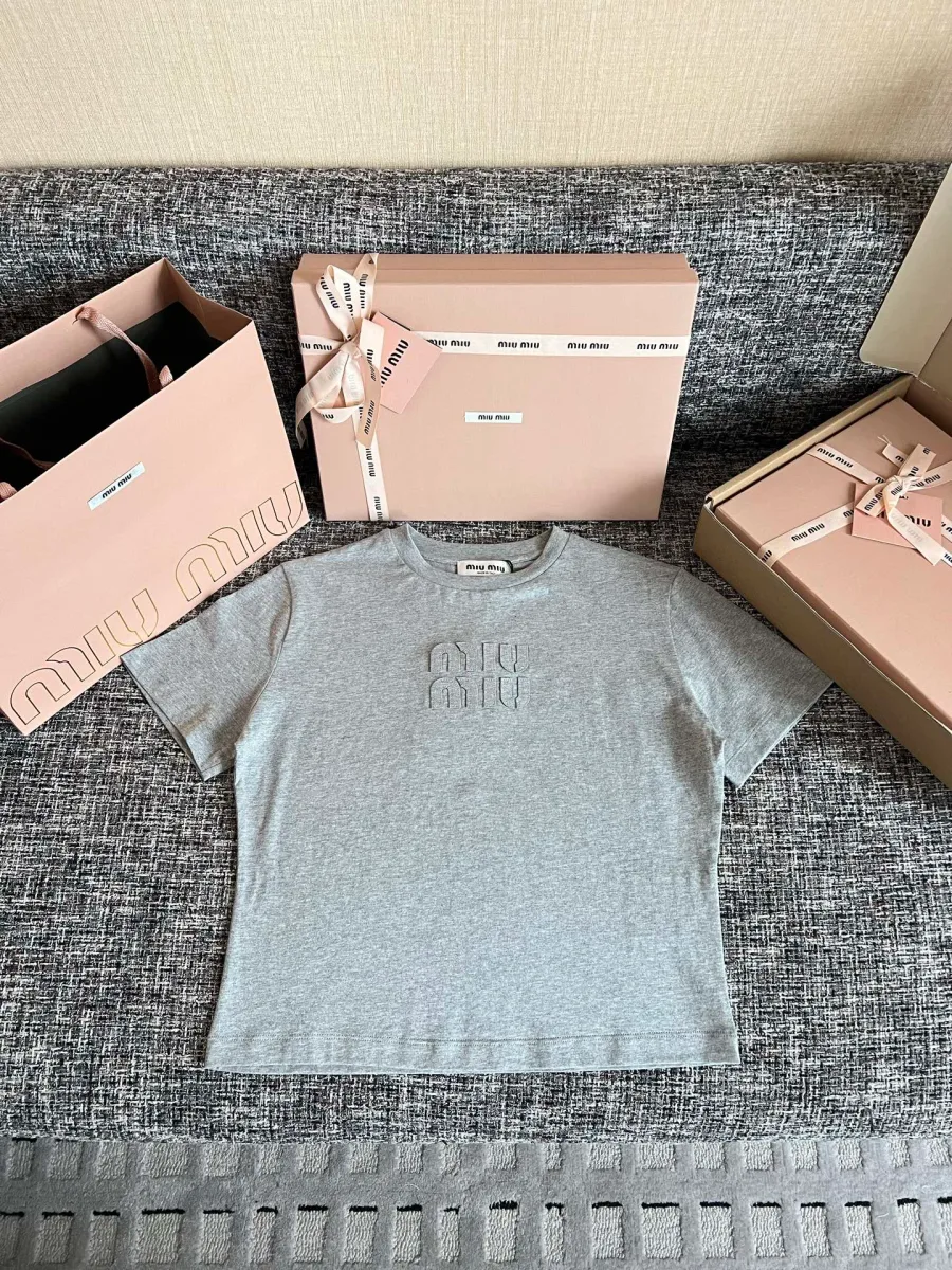 Серая футболка Miu Miu с короткими рукавами и логотипом на груди, вид спереди