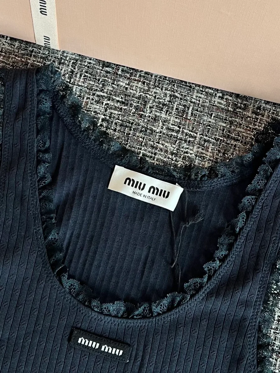 Круглый вырез майки с кружевной каймой и внутренним ярлыком Miu Miu