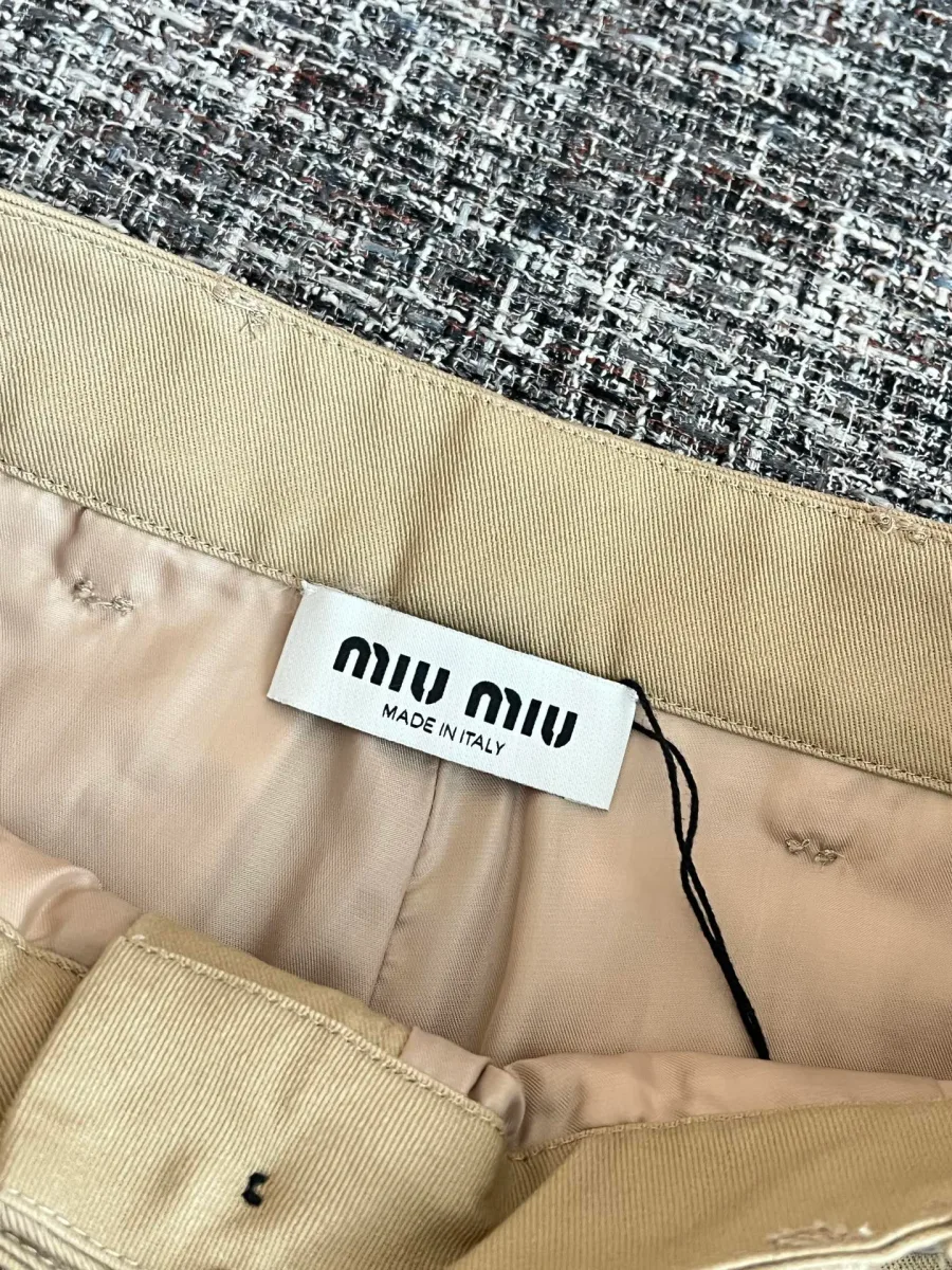 Внутренняя сторона пояса с пришивной биркой Miu Miu