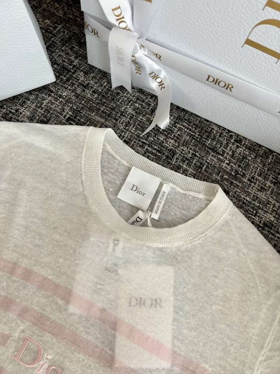 Крупный план горловины и вывязанной надписи Dior на тонком трикотаже