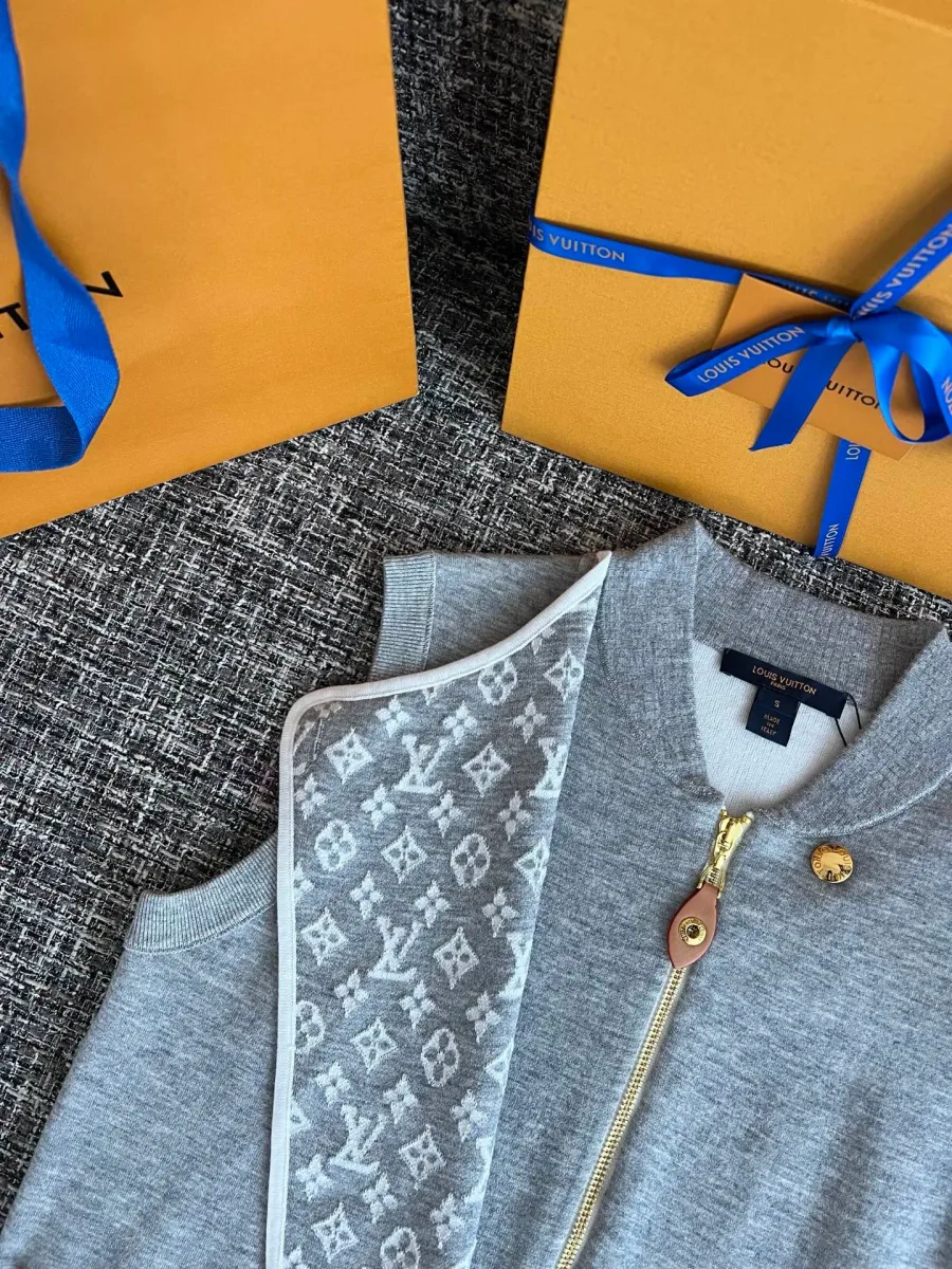 Верхняя часть серого жилета с отворотом и узором Monogram