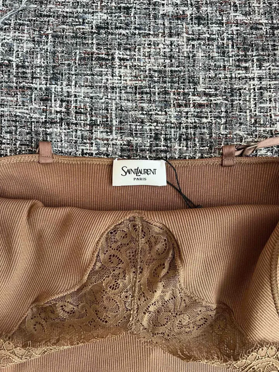 Внутренняя бирка с логотипом Saint Laurent на горловине топа