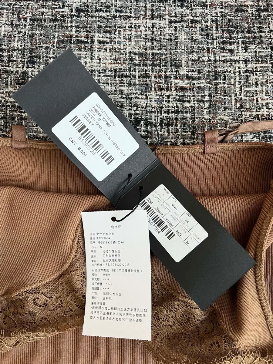Фирменные навесные бирки Saint Laurent на бретели топа