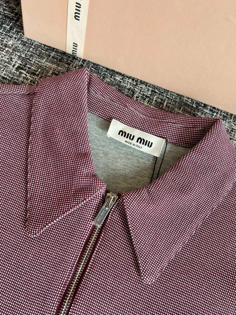 Отложной воротник с короткой металлической молнией и ярлыком Miu Miu