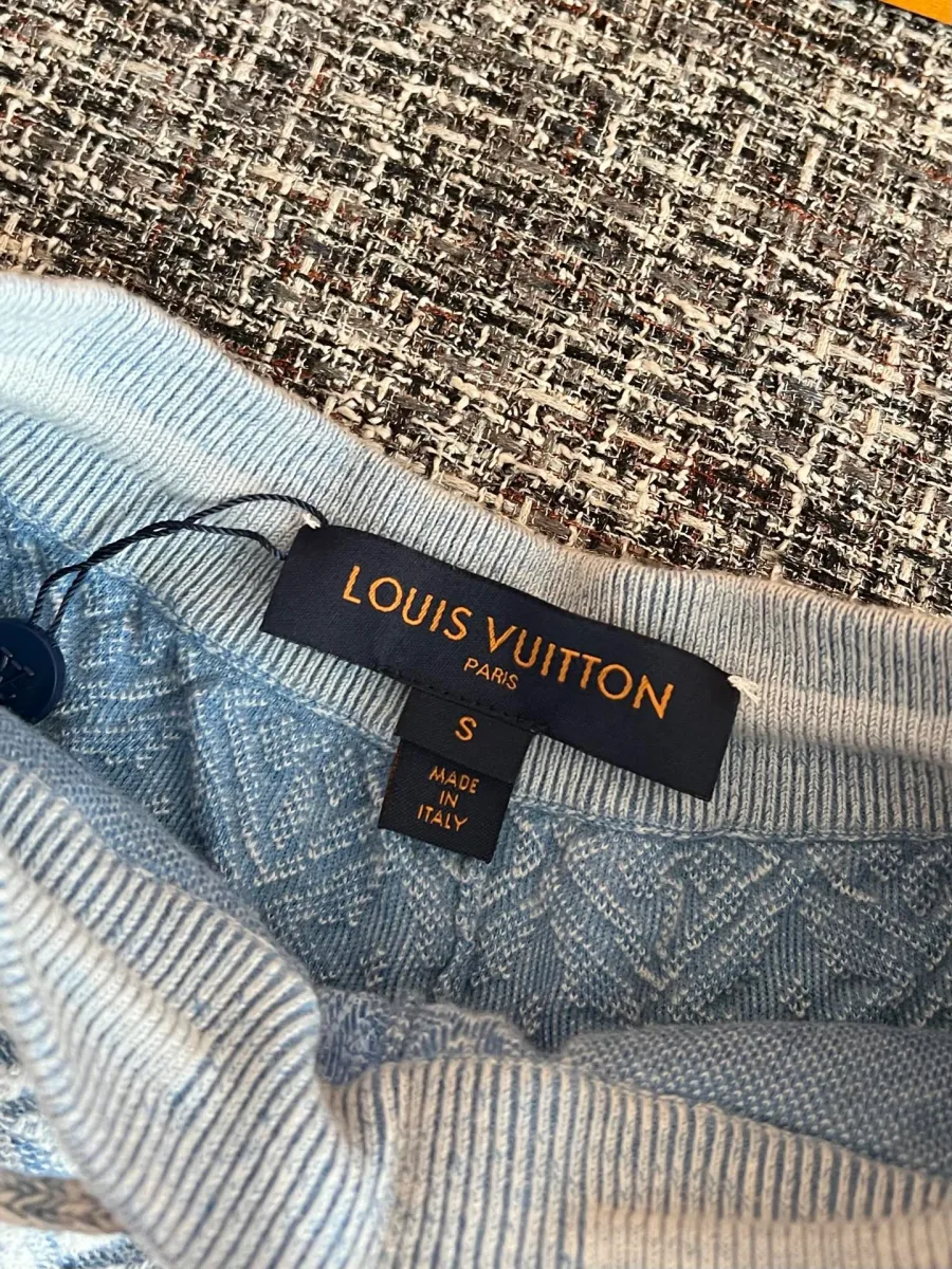Внутренняя тканевая бирка с логотипом Louis Vuitton на поясе шорт