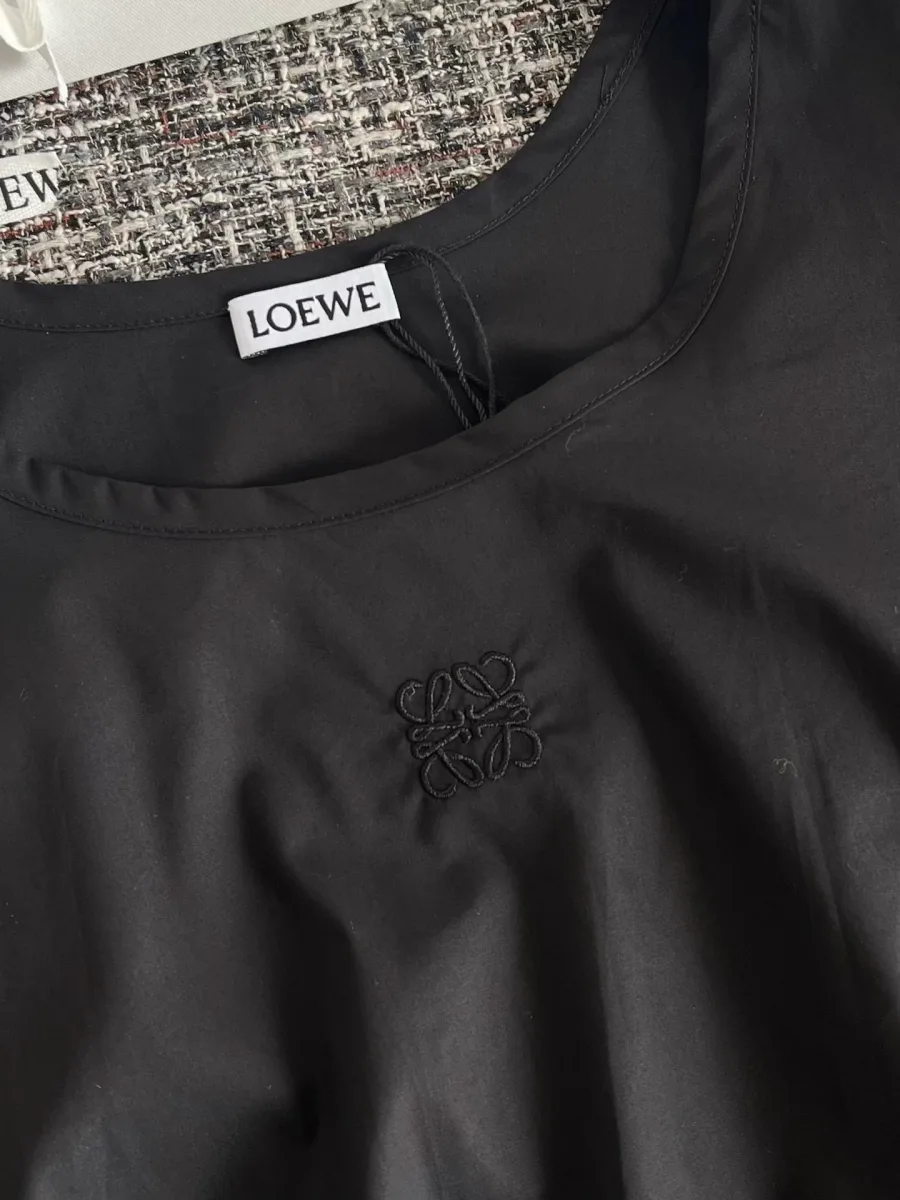 Тональная вышивка логотипа Anagram на груди чёрного платья Loewe