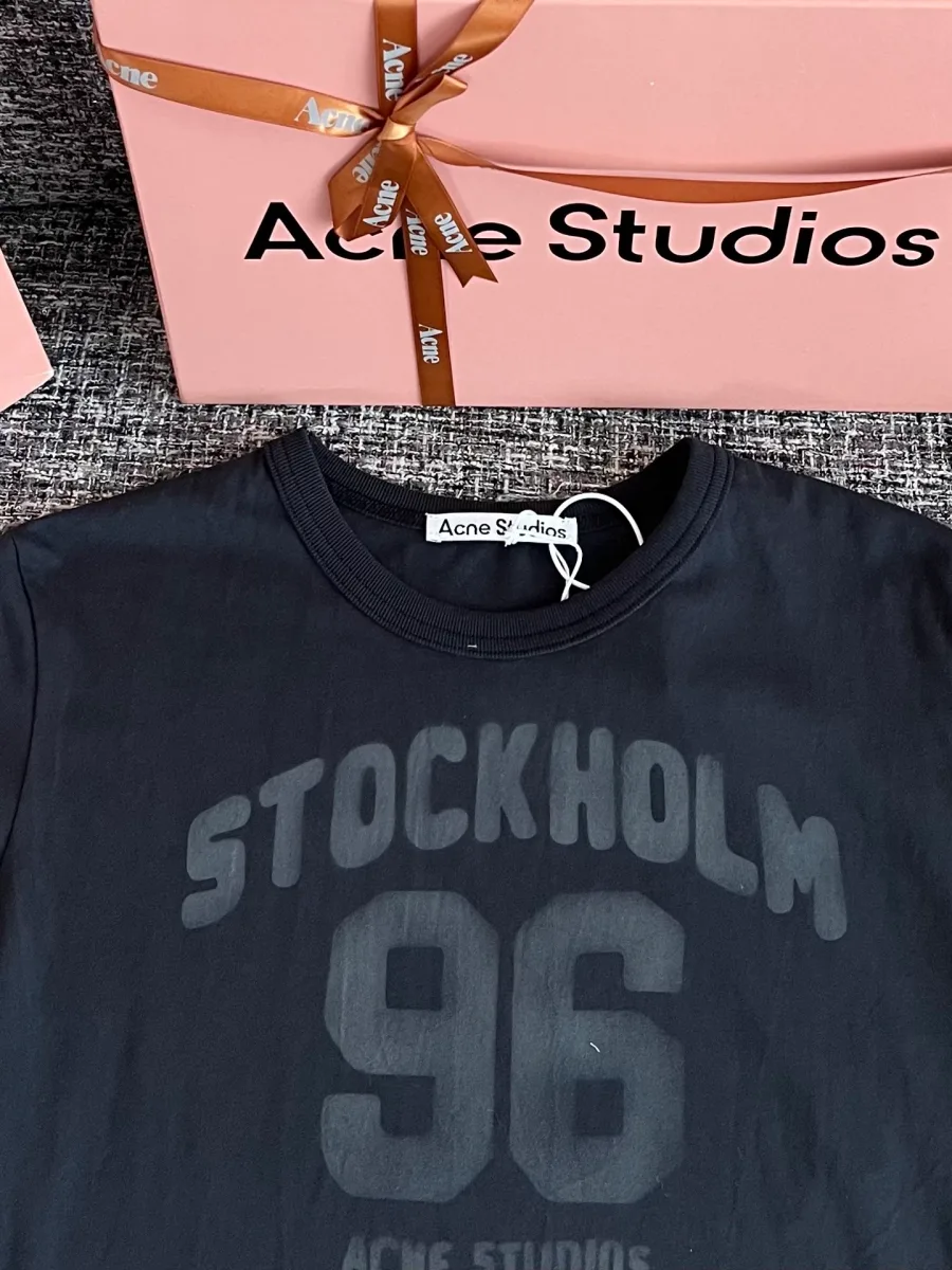 Передняя часть футболки с тональным принтом Stockholm 96