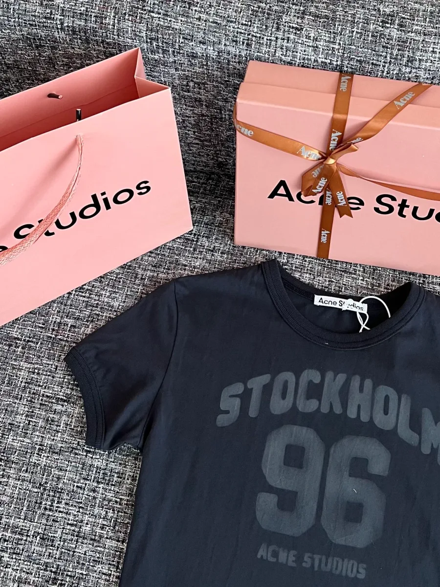 Чёрная футболка с коротким рукавом и надписью Stockholm 96