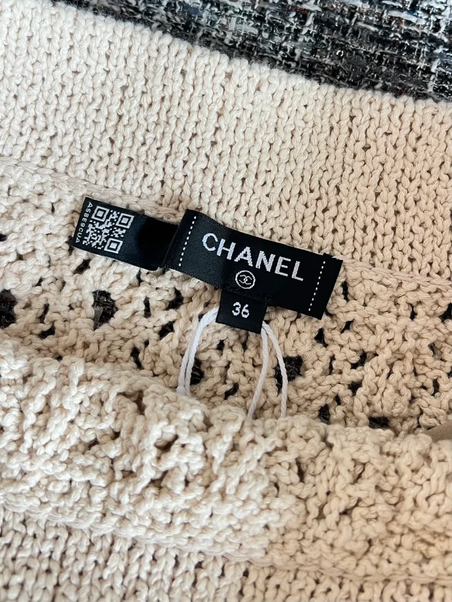 Внутренняя тканевая бирка бренда Chanel на поясе изделия