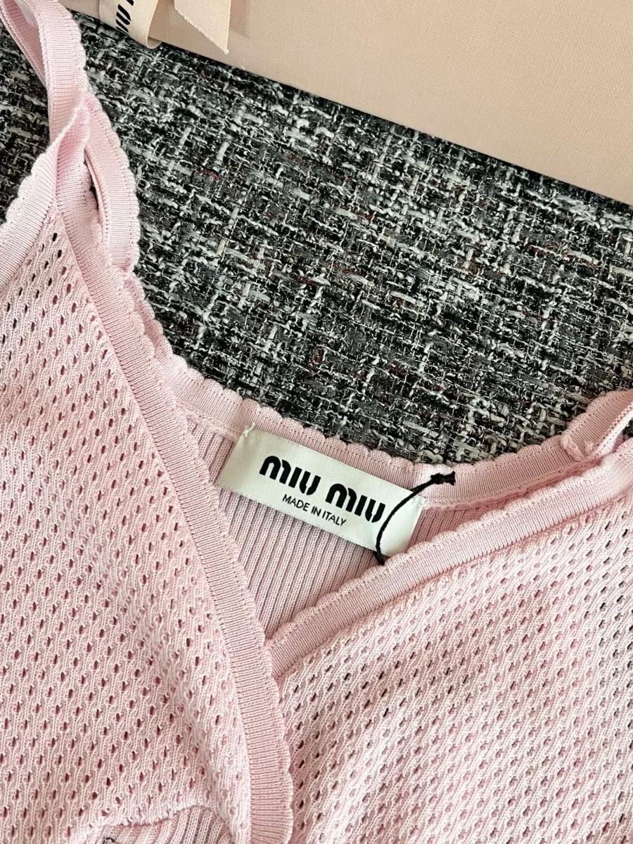 Крупный план выреза с ажурным узором и биркой Miu Miu