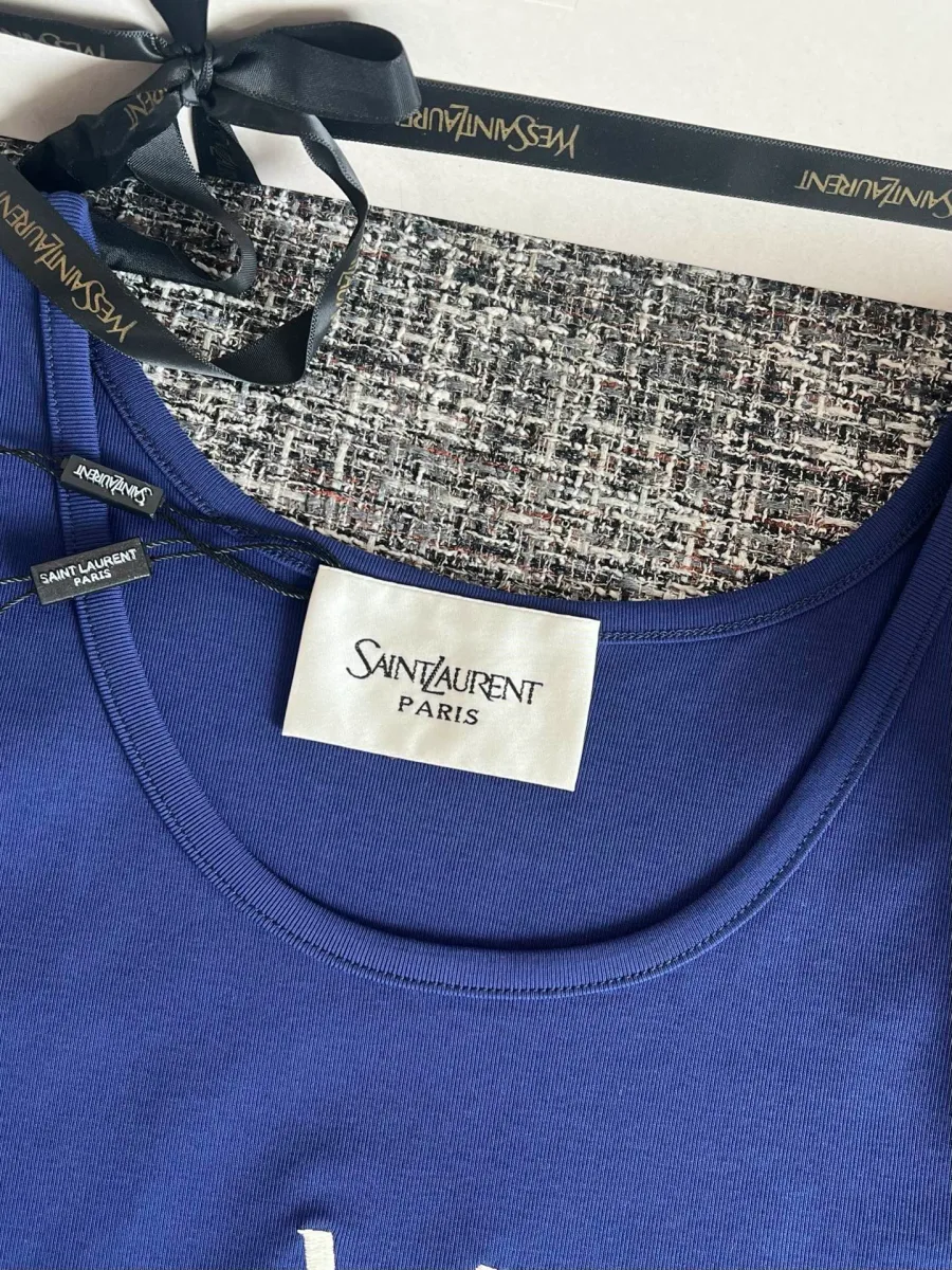 Вырез горловины синей майки с фирменной биркой Saint Laurent Paris