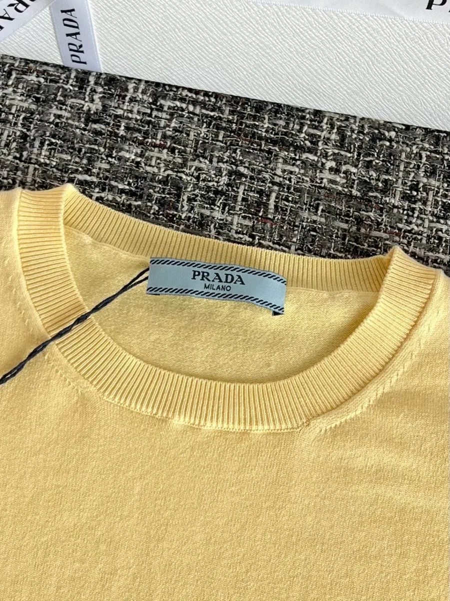 Круглый вырез горловины в рубчик с фирменной синей биркой Prada