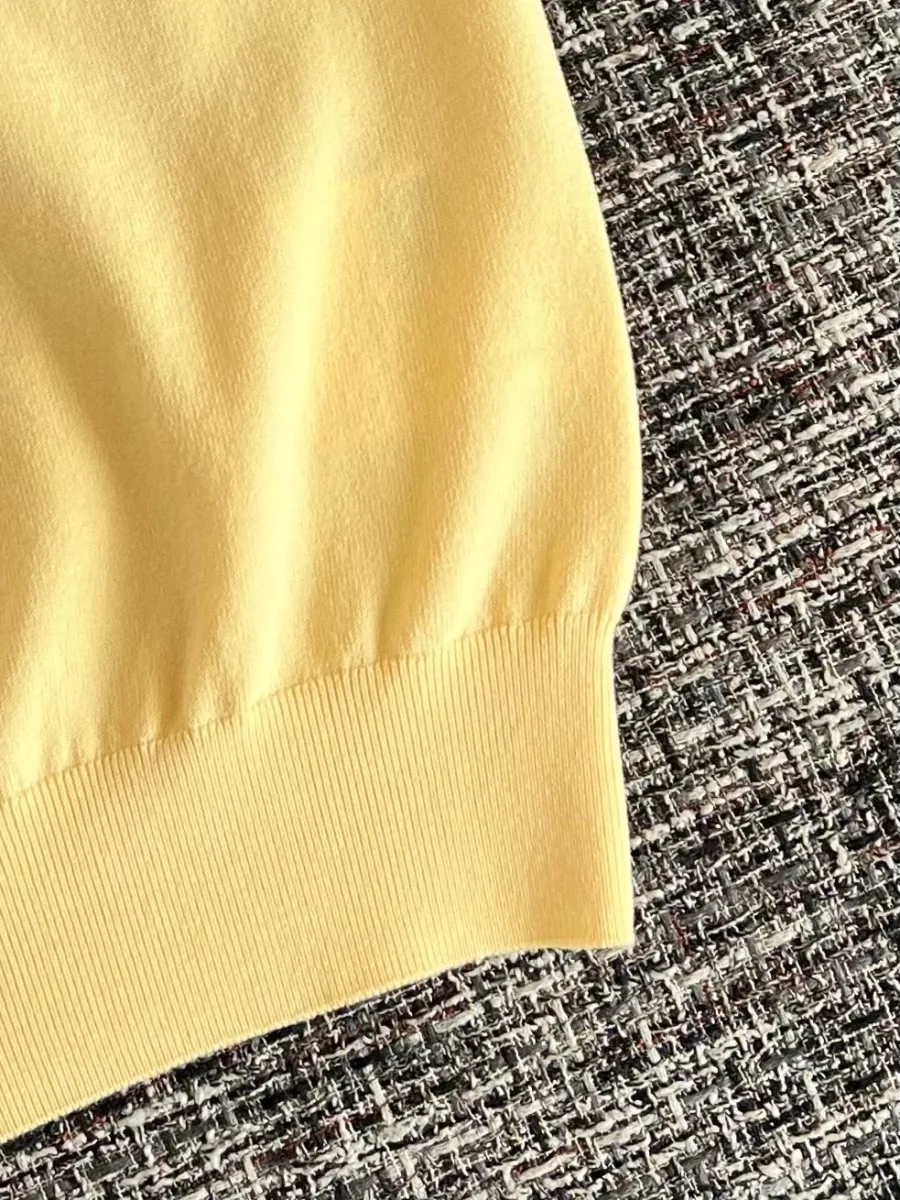 Нижний эластичный край футболки, выполненный мелкой вязкой в рубчик