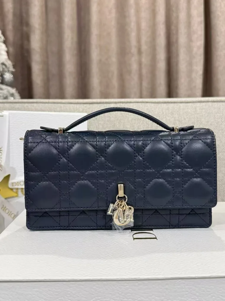 Dior Темно-синий клатч Lady Dior WOC с жемчужной цепочкой