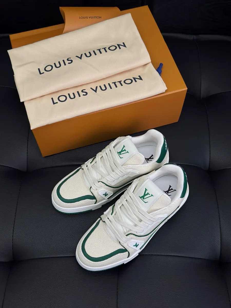 Кроссовки LV Trainer бело-зелёного цвета рядом с фирменной коробкой и пыльниками