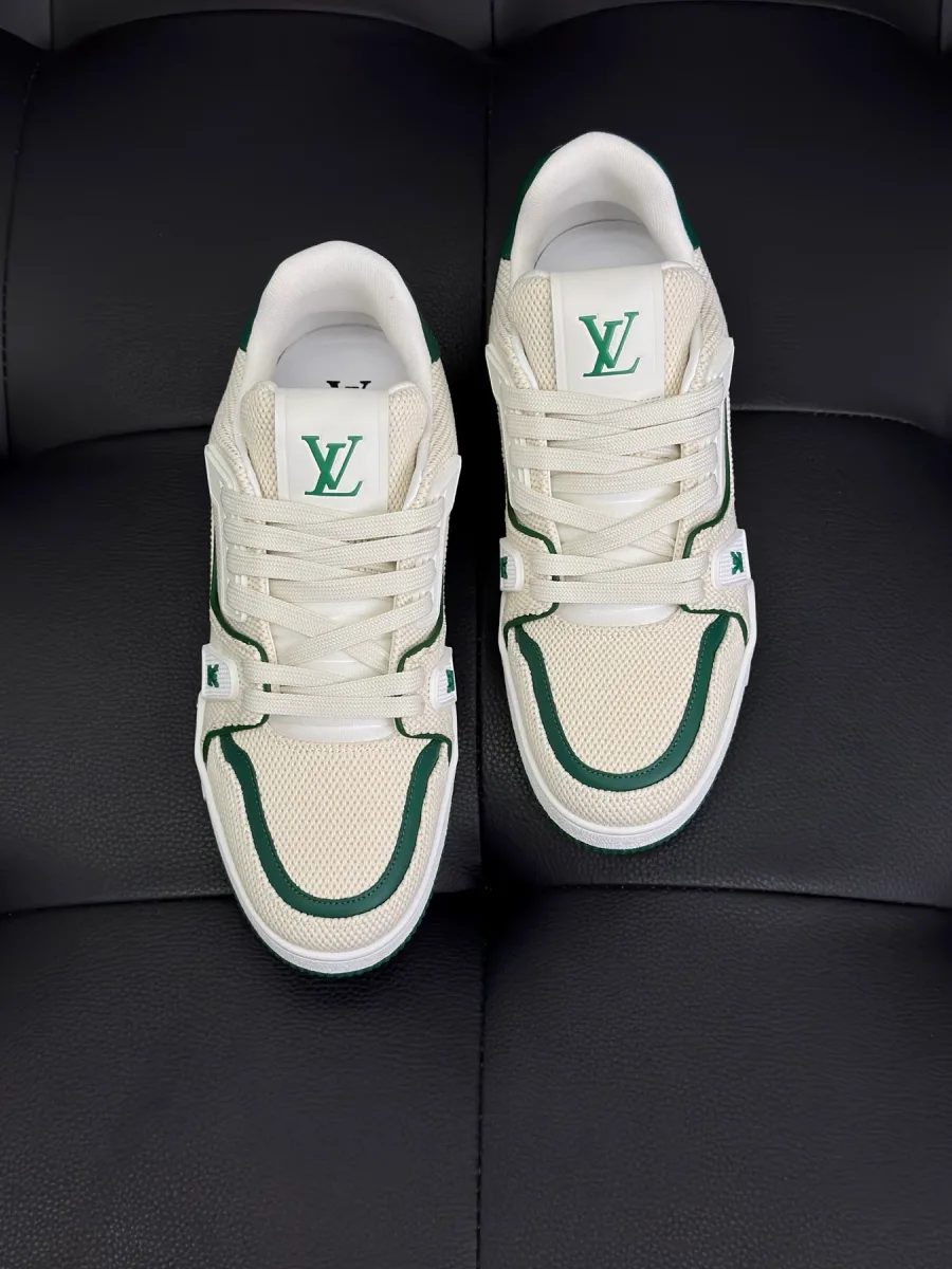 Кроссовки LV Trainer, вид спереди на шнуровку и язычки с логотипом LV