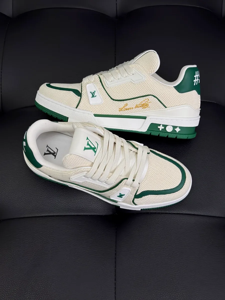 Кроссовки LV Trainer, ракурс сбоку и сверху на кожаные накладки и подошву