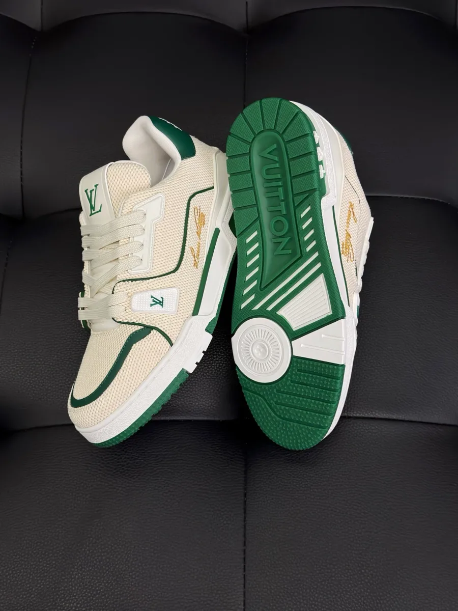 Кроссовок LV Trainer и зелёная резиновая подмётка с рельефным протектором