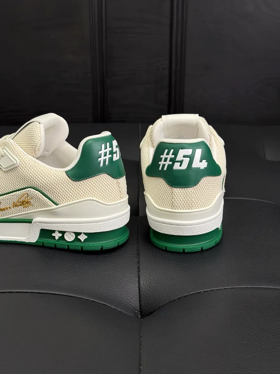 Кроссовки LV Trainer, вид сзади на зелёные вставки на задниках с числом #54