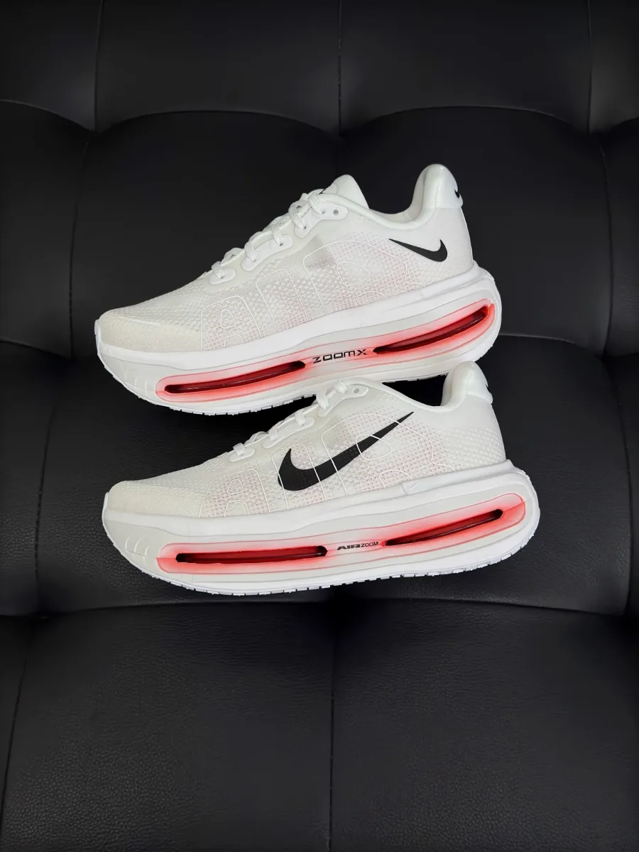 Белые кроссовки Nike Vomero Premium, вид сбоку на подошву и чёрный свуш