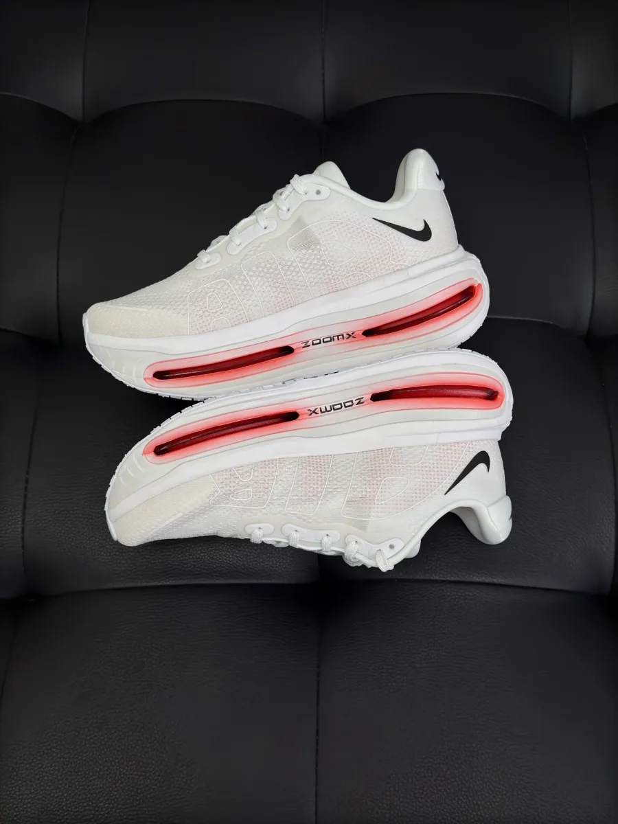 Кроссовки Nike Vomero Premium, вид сбоку и на внутреннюю сторону подошвы