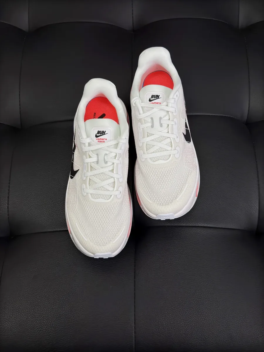 Белые кроссовки Nike Vomero Premium, вид сверху на шнуровку и сетчатый верх