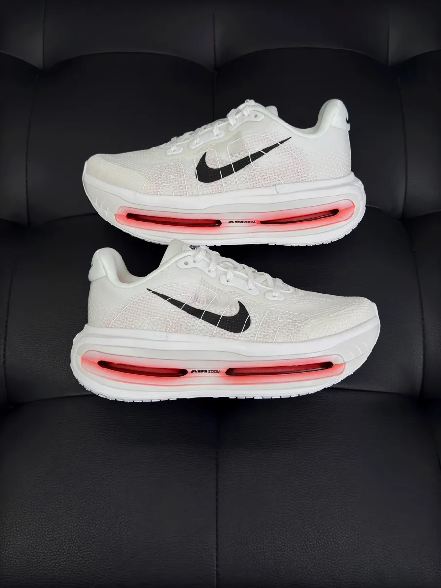 Беговые кроссовки Nike Vomero Premium, вид сбоку на амортизирующую подошву