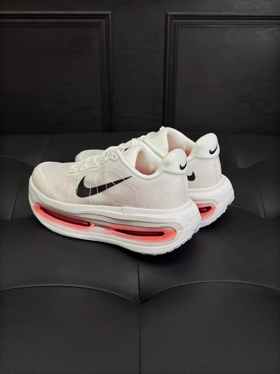 Кроссовки Nike Vomero Premium, ракурс три четверти с акцентом на задник