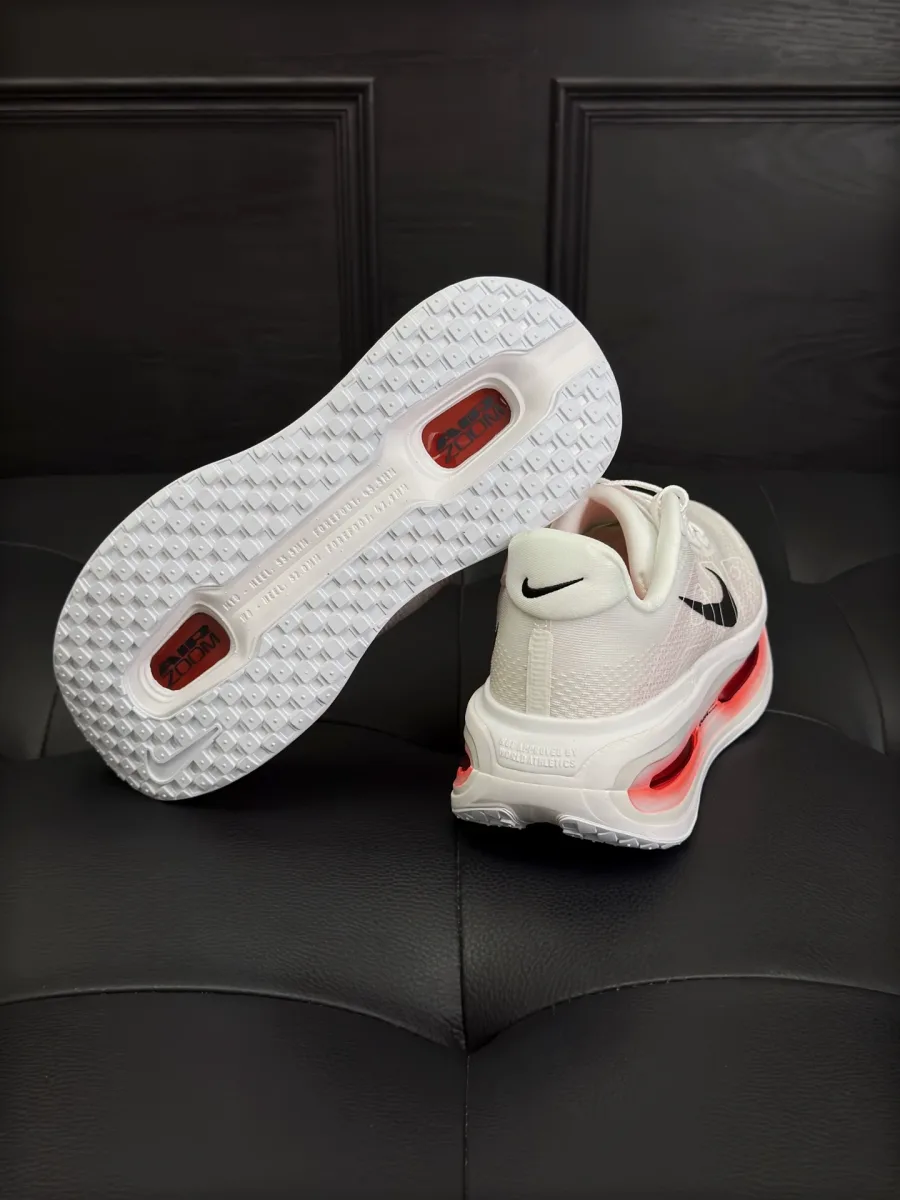 Белые кроссовки Nike Vomero Premium, вид на протектор подошвы и задник