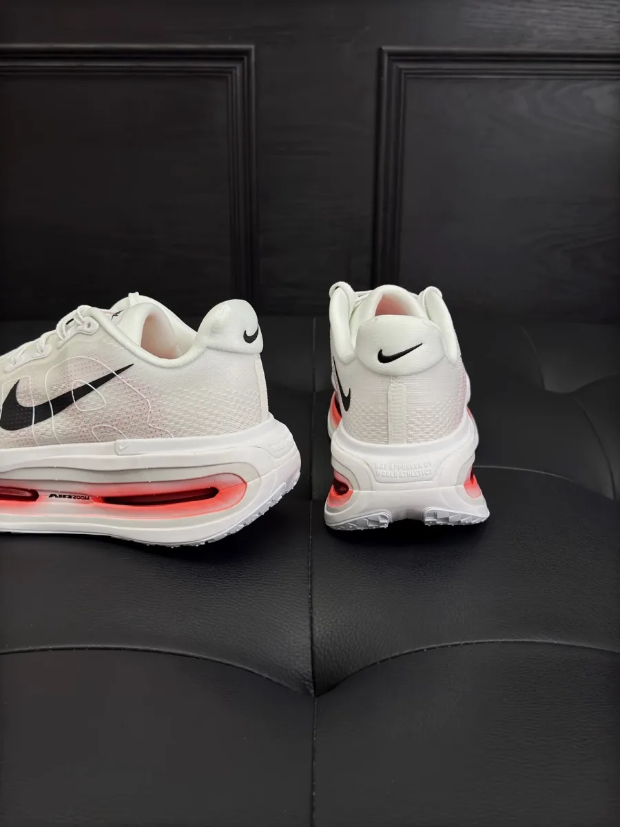 Кроссовки Nike Vomero Premium, вид сзади на мягкие задники с логотипами