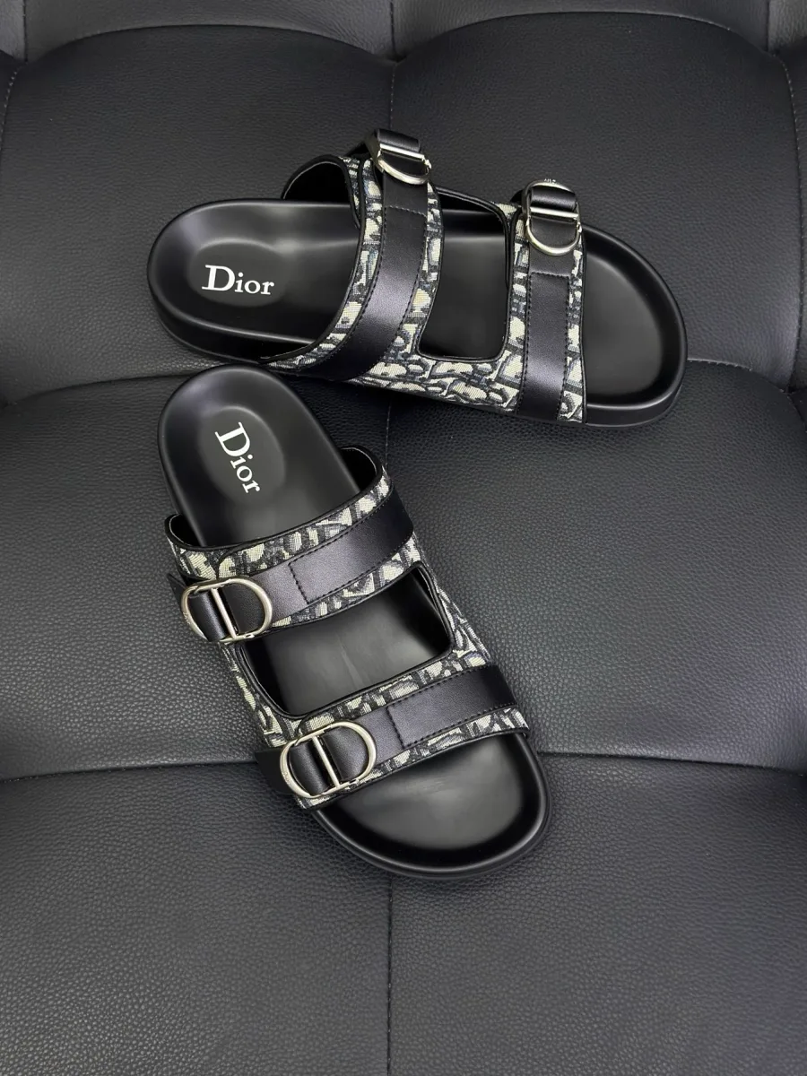 Пара чёрных слайдов Dior Aqua с анатомической стелькой и пряжками, вид сбоку
