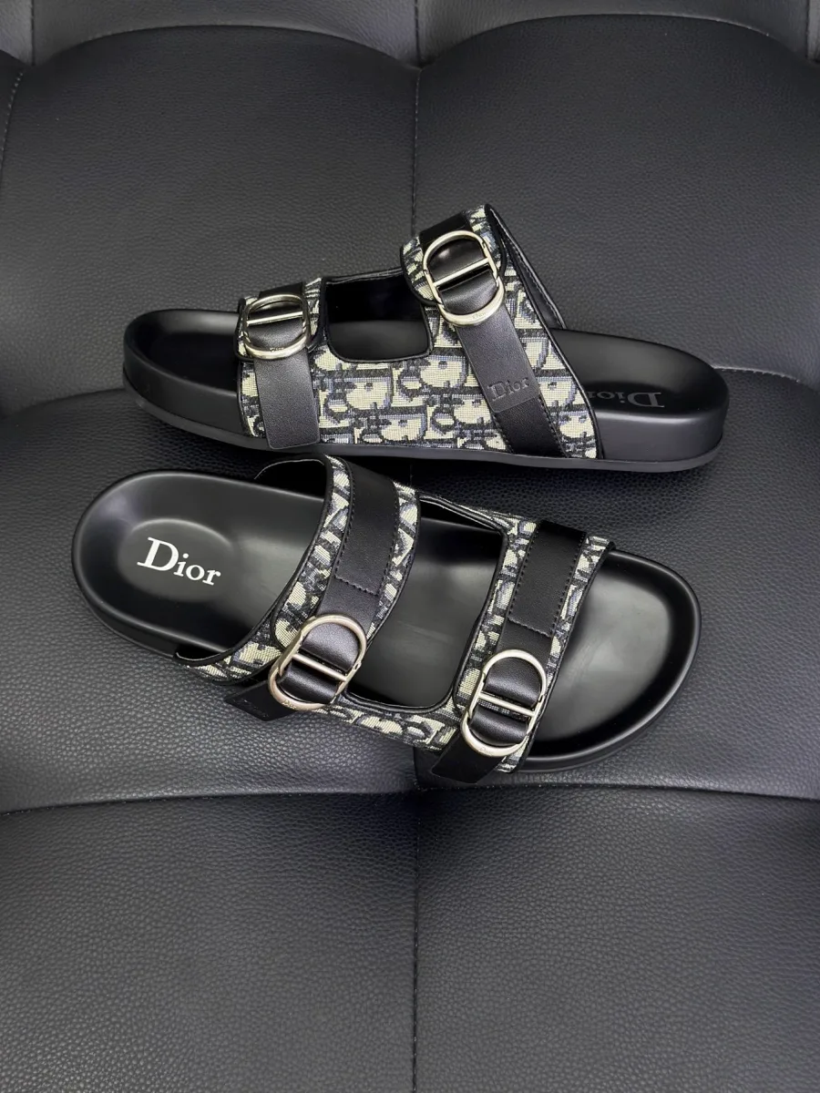 Чёрные шлёпанцы Dior Aqua с пряжками CD и текстильными ремешками, вид сбоку