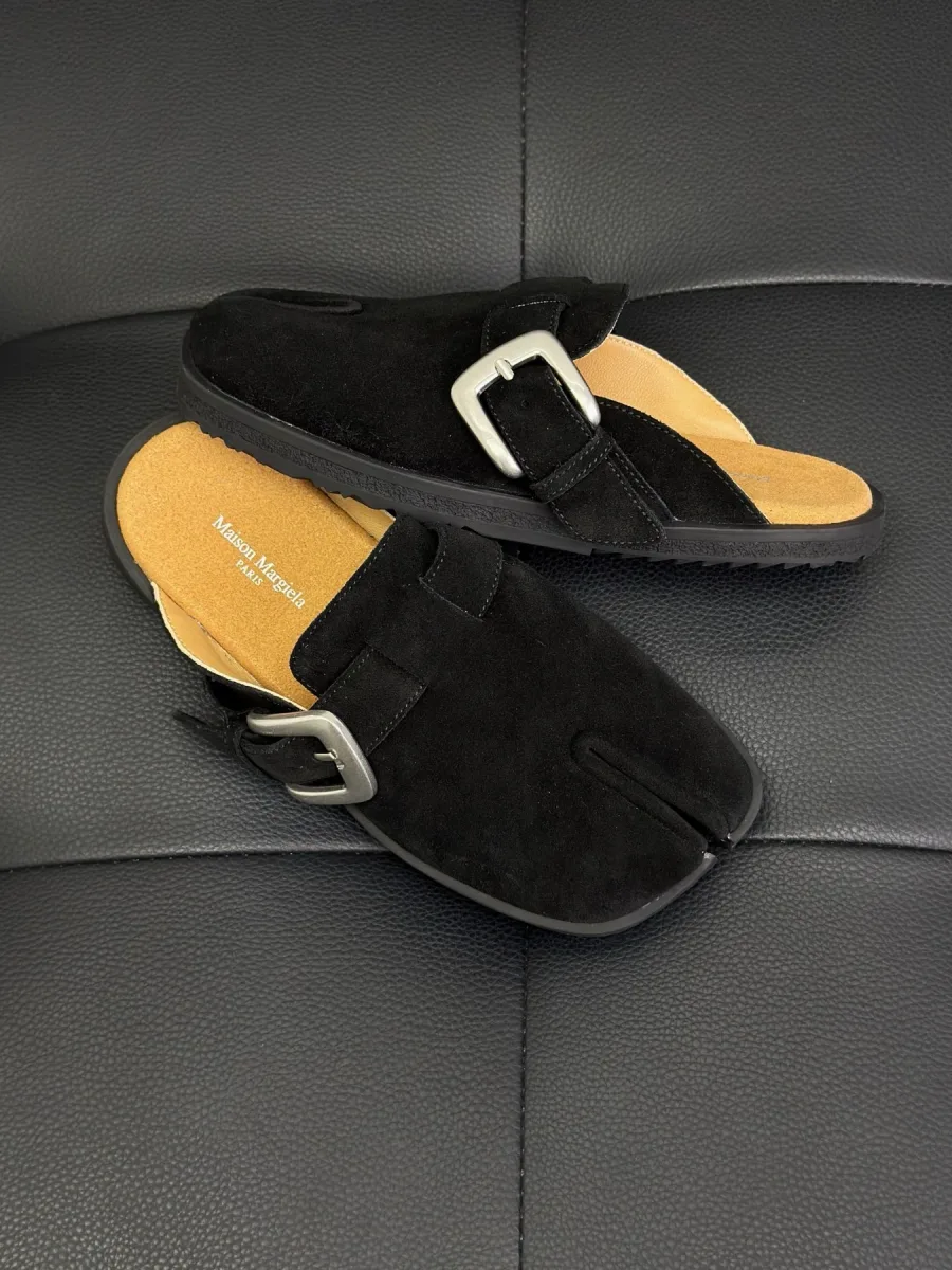 Пара замшевых сабо Tabi с открытой пяткой и винтажной пряжкой