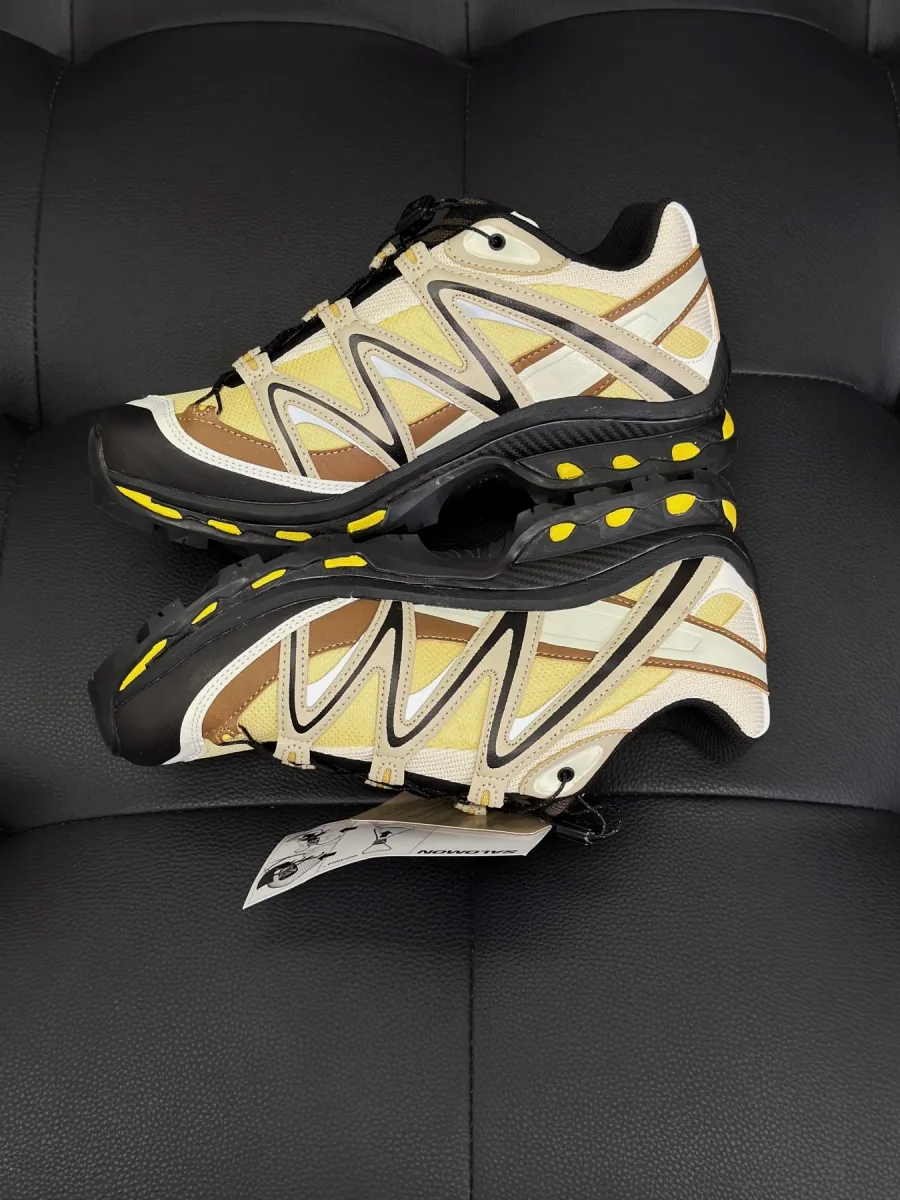 Бежево-желтые кроссовки Salomon XT 3D, вид сбоку с внутренней стороны